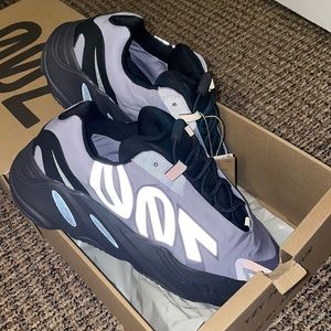 Adidas Yeezy 700 MNVN